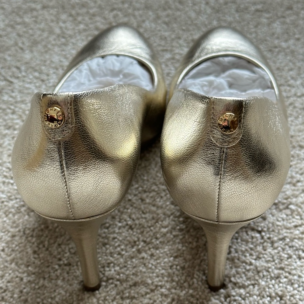 COPY - Michael Kors ✨ 8M Pale Gold ✨ Flex Pump 💫 - Picture 3 of 8